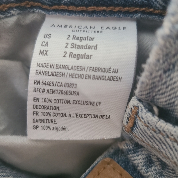 American Eagle Ripped Mom Jean - Picture 9 of 9